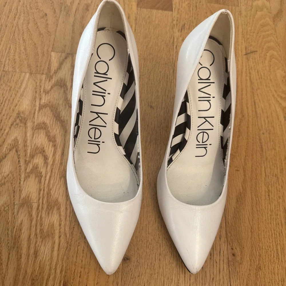 CALVIN KLEIN Ronna White 7M Pointed Toe Pump Heels